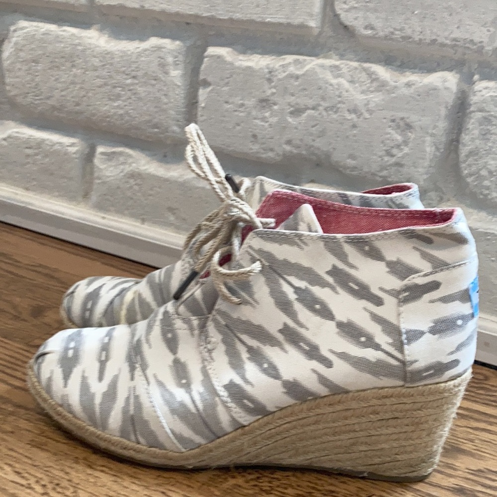Toms Women’s 9.5 Us Ikat Desert Espadrille Wedge Bootie Gray White